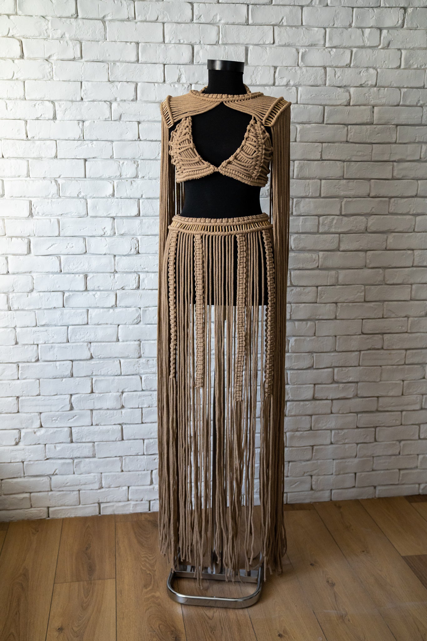 Set 3 piese: sutien, fustă, umeri